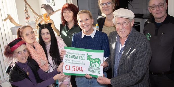 De Groene Ezel overhandigt cheque