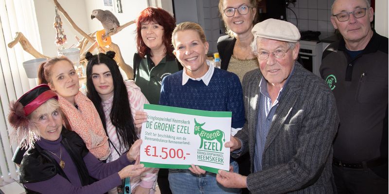 De Groene Ezel overhandigt cheque