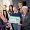 De Groene Ezel overhandigt cheque